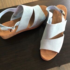 Toms Women’s logo Light Blue wedge cork soles denim Sandals with stretch inside